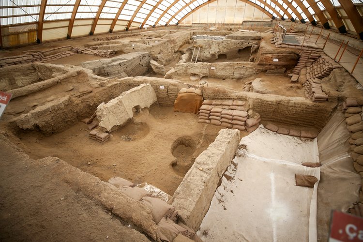 Dünyada ilk kentleşme modellerinden olan, UNESCO Dünya Mirası Listesi'nde de yer alan Çatalhöyük'teki kazıda ortaya çıkarılan buluntunun 8600 yıllık ekmek olduğu tespit edildi. Konya'nın Çumra ilçesinde yer alan Neolitik dönemde yaklaşık 8 bin kişinin bir arada yaşadığı Çatalhöyük'te yeni buluntulara rastlanıyor. ( Serhat Çetinkaya - Anadolu Ajansı )